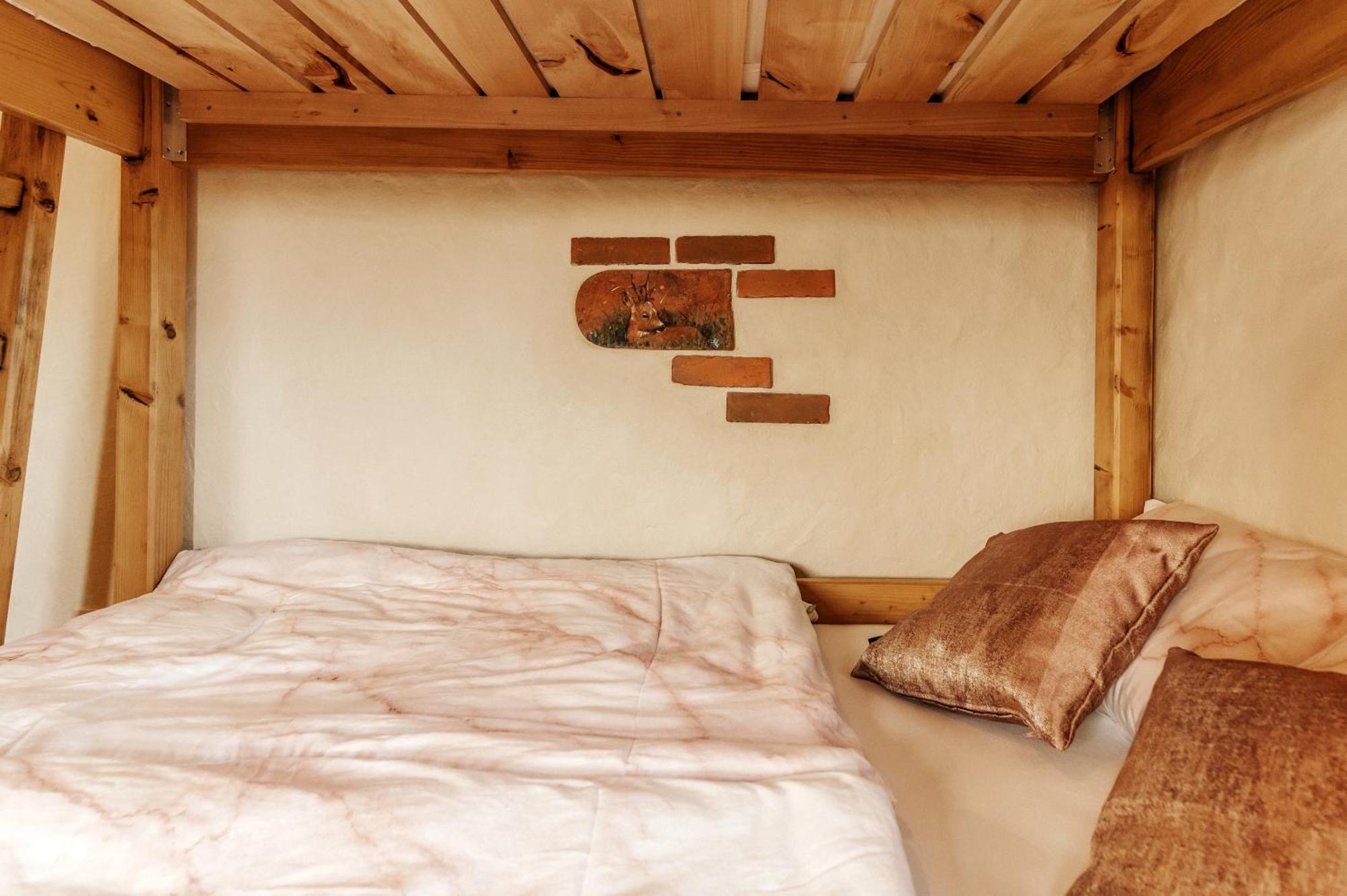 Gostilnica Orle - Sleeping In The Tower Hotel Škofljica Buitenkant foto