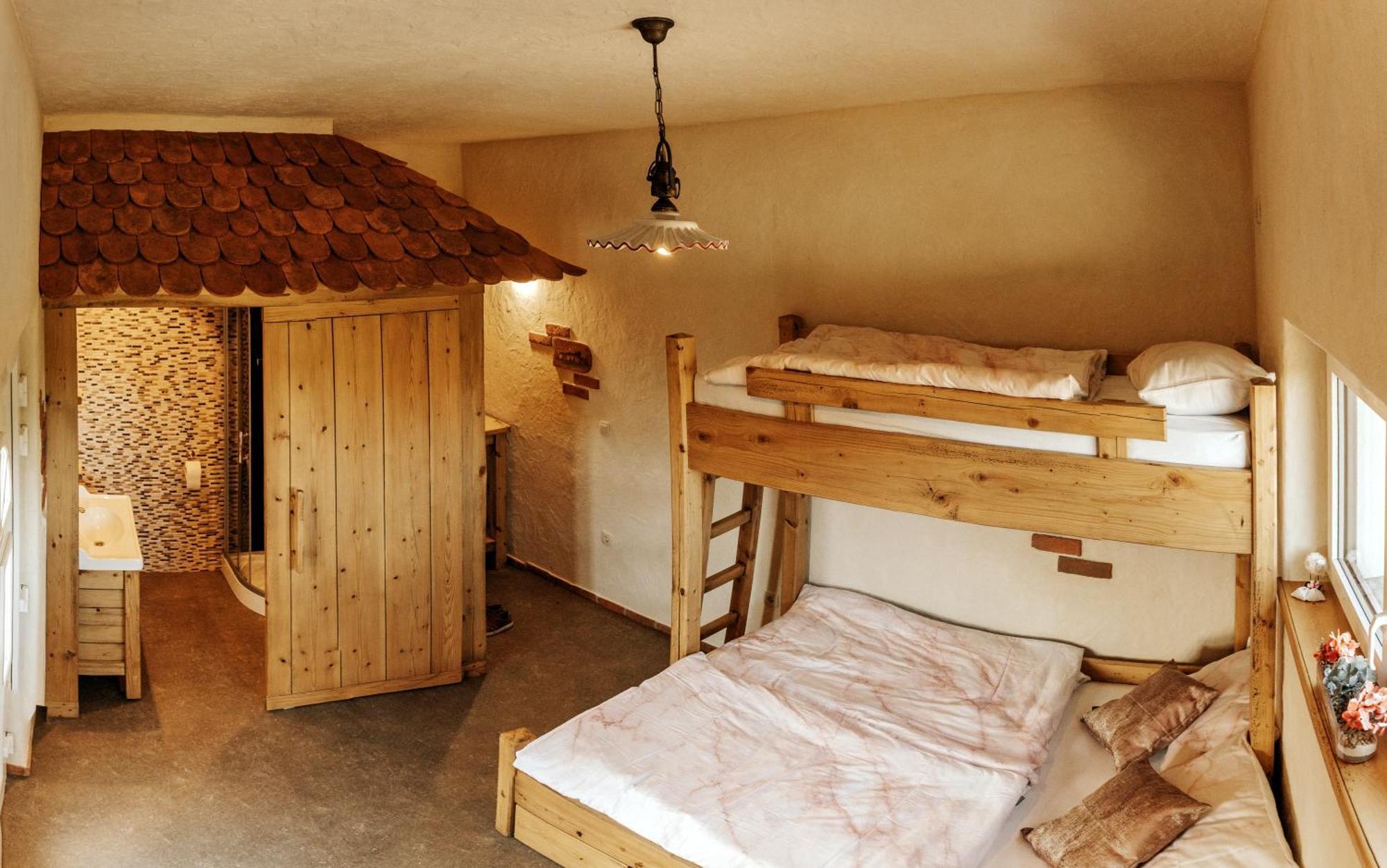 Gostilnica Orle - Sleeping In The Tower Hotel Škofljica Buitenkant foto